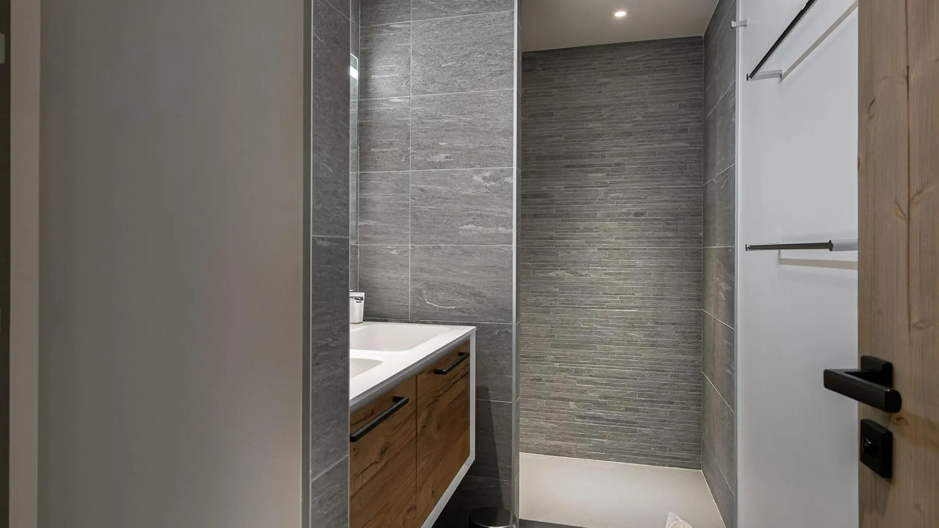Appartement De Standing Avec Balcon, Aux Pieds Des Pistes A Courchevel Village - Fr-1-562-51